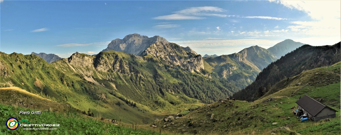 100 Dalla Baita dello 'Sperandio' vista sulla conca di Mezzeno e verso Corno Branchino e Pizzo Arera.jpg